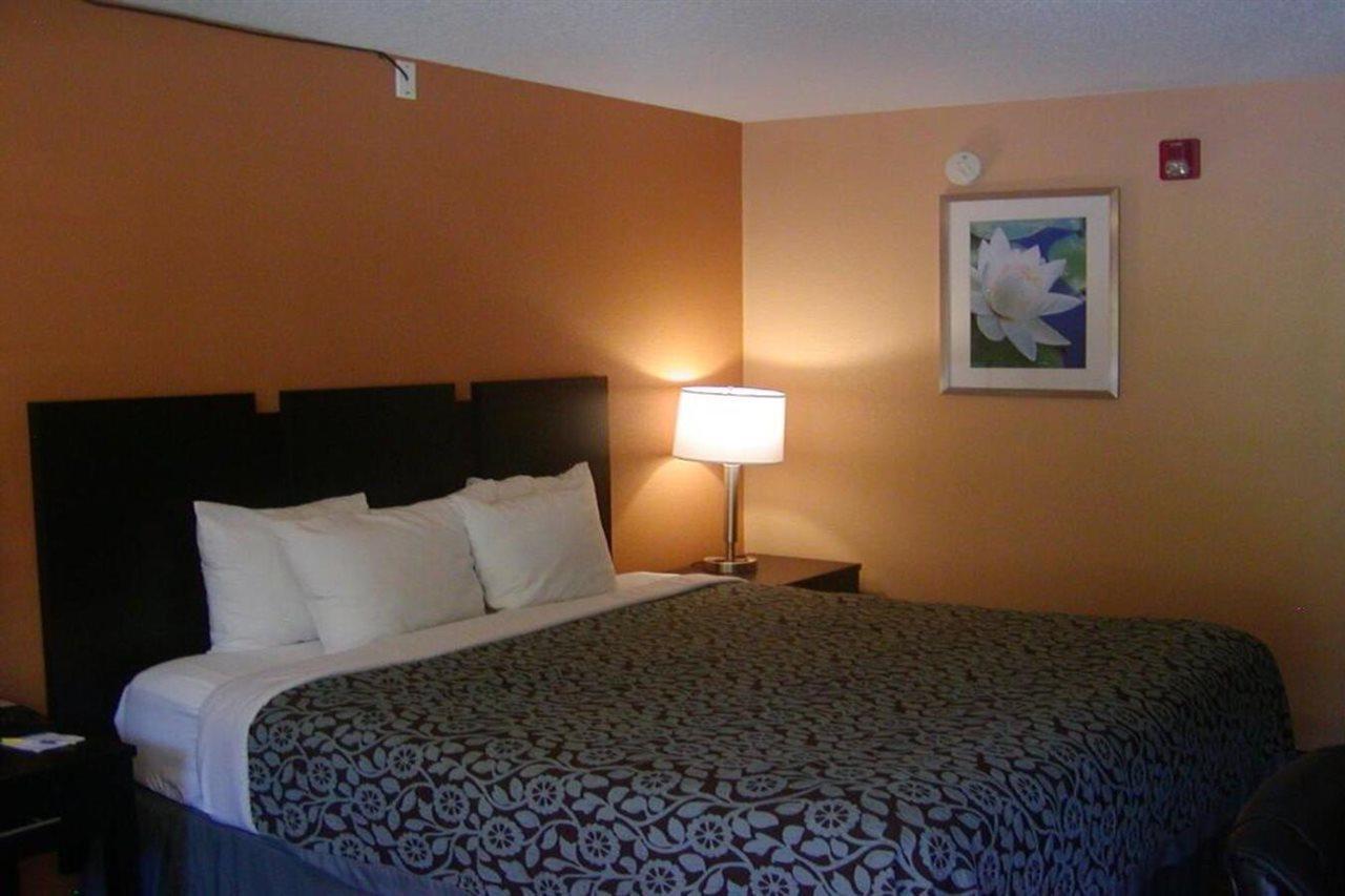 Days Inn By Wyndham Marietta White Water Bagian luar foto