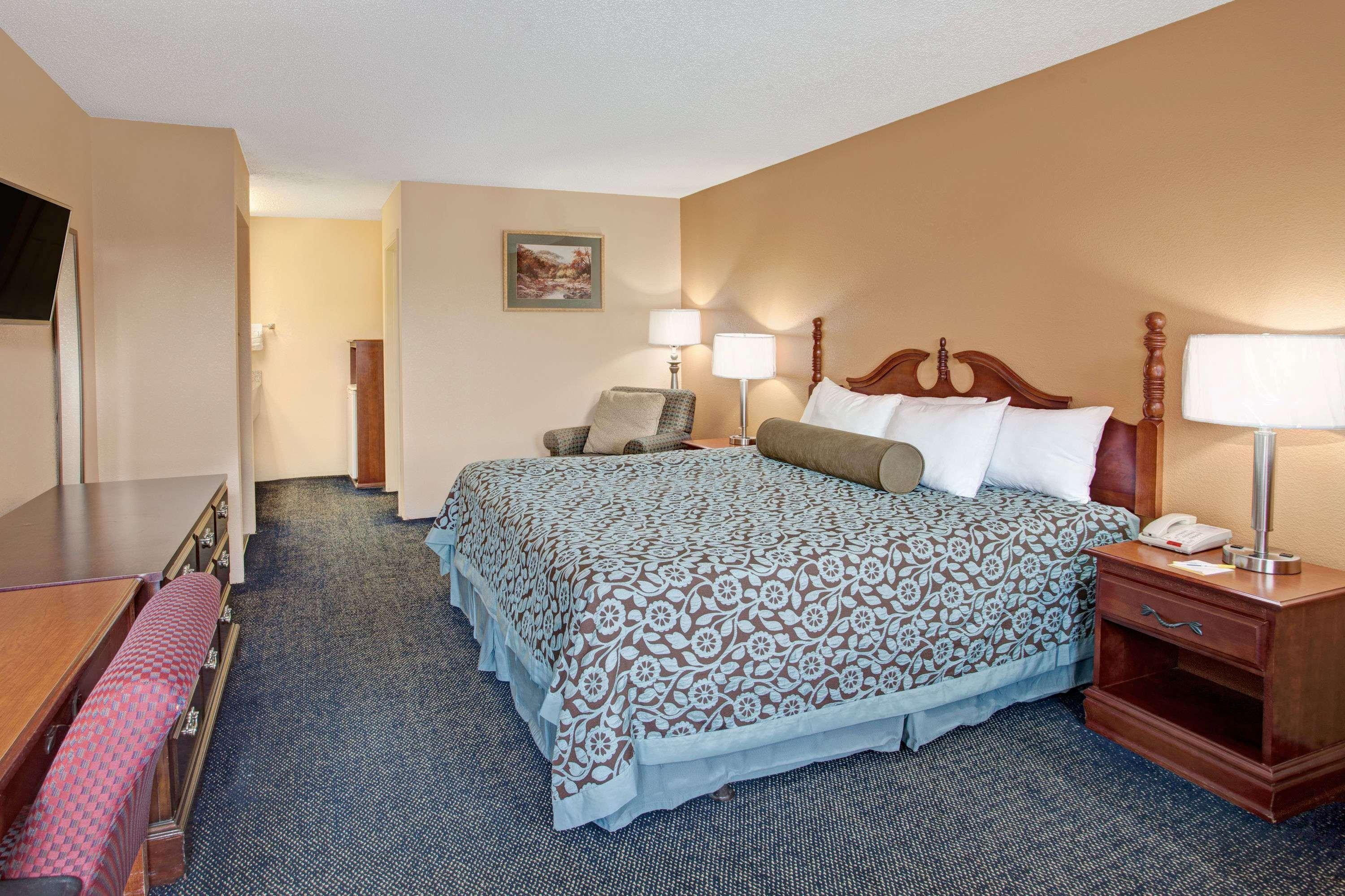 Days Inn By Wyndham Marietta White Water Bagian luar foto