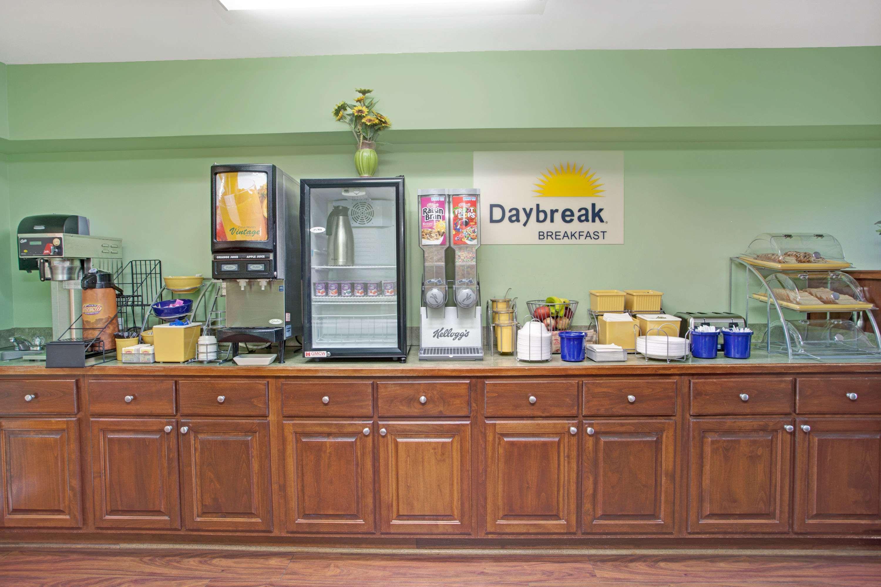 Days Inn By Wyndham Marietta White Water Bagian luar foto
