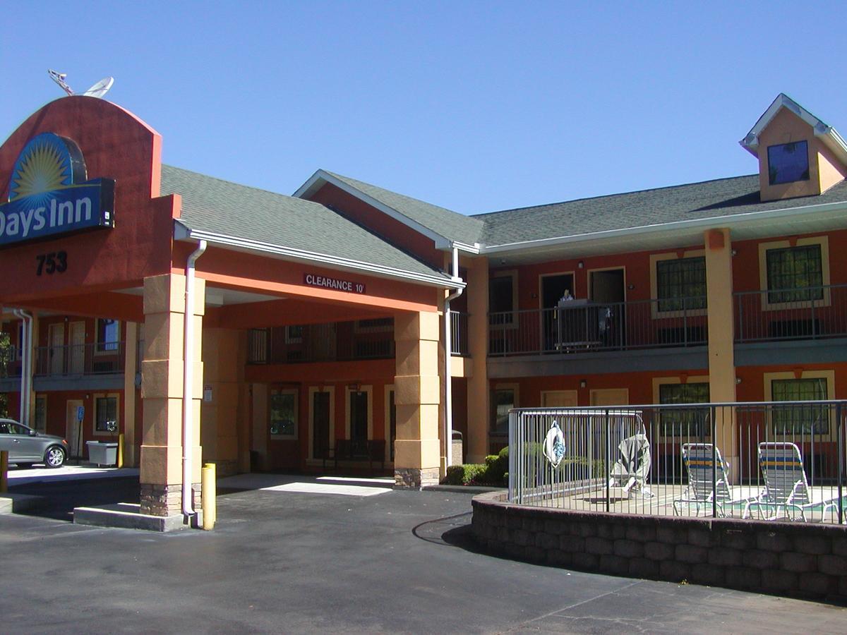 Days Inn By Wyndham Marietta White Water Bagian luar foto