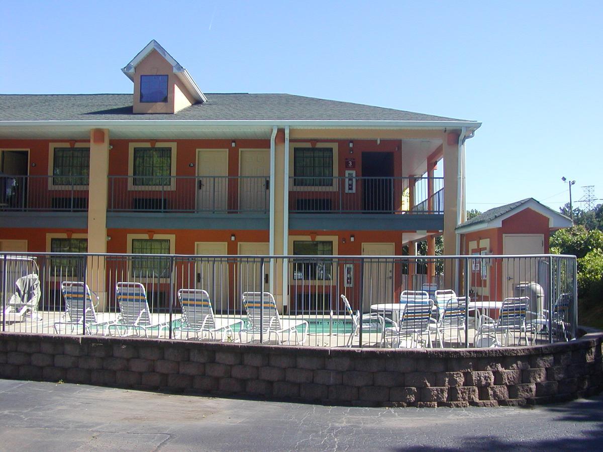 Days Inn By Wyndham Marietta White Water Bagian luar foto