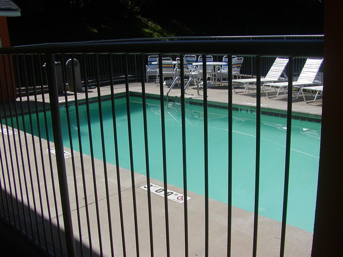 Days Inn By Wyndham Marietta White Water Bagian luar foto