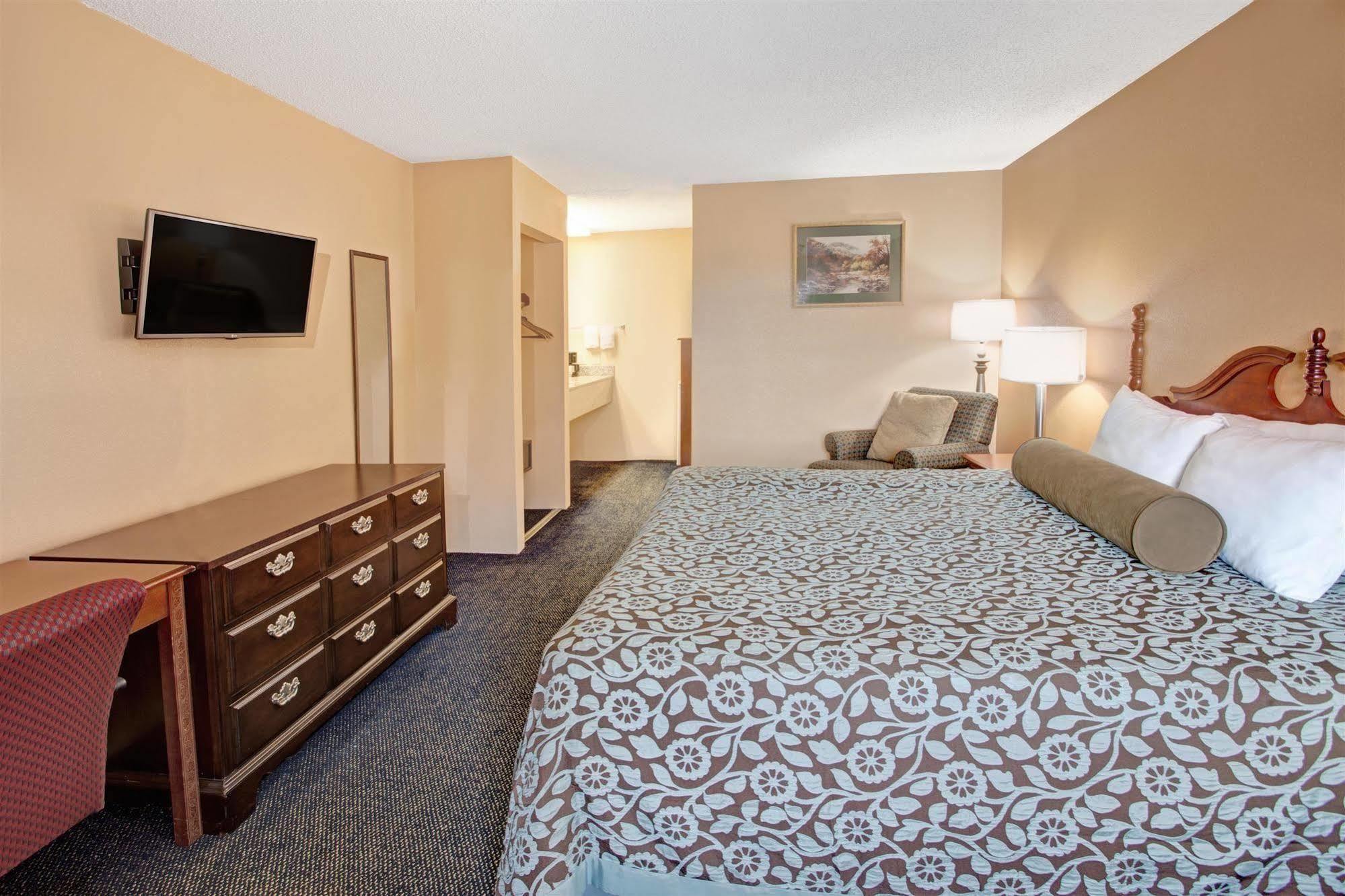 Days Inn By Wyndham Marietta White Water Bagian luar foto