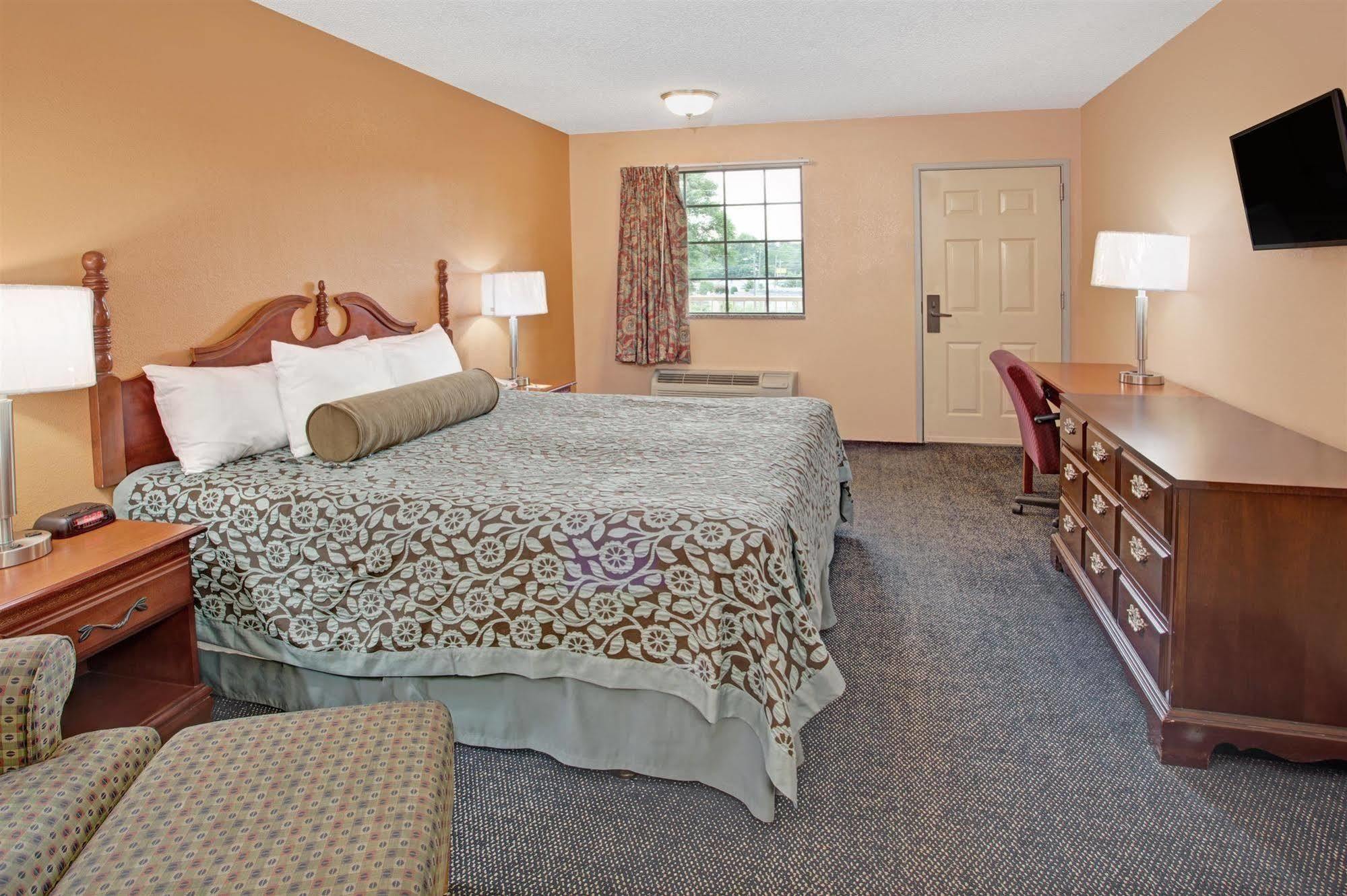 Days Inn By Wyndham Marietta White Water Bagian luar foto